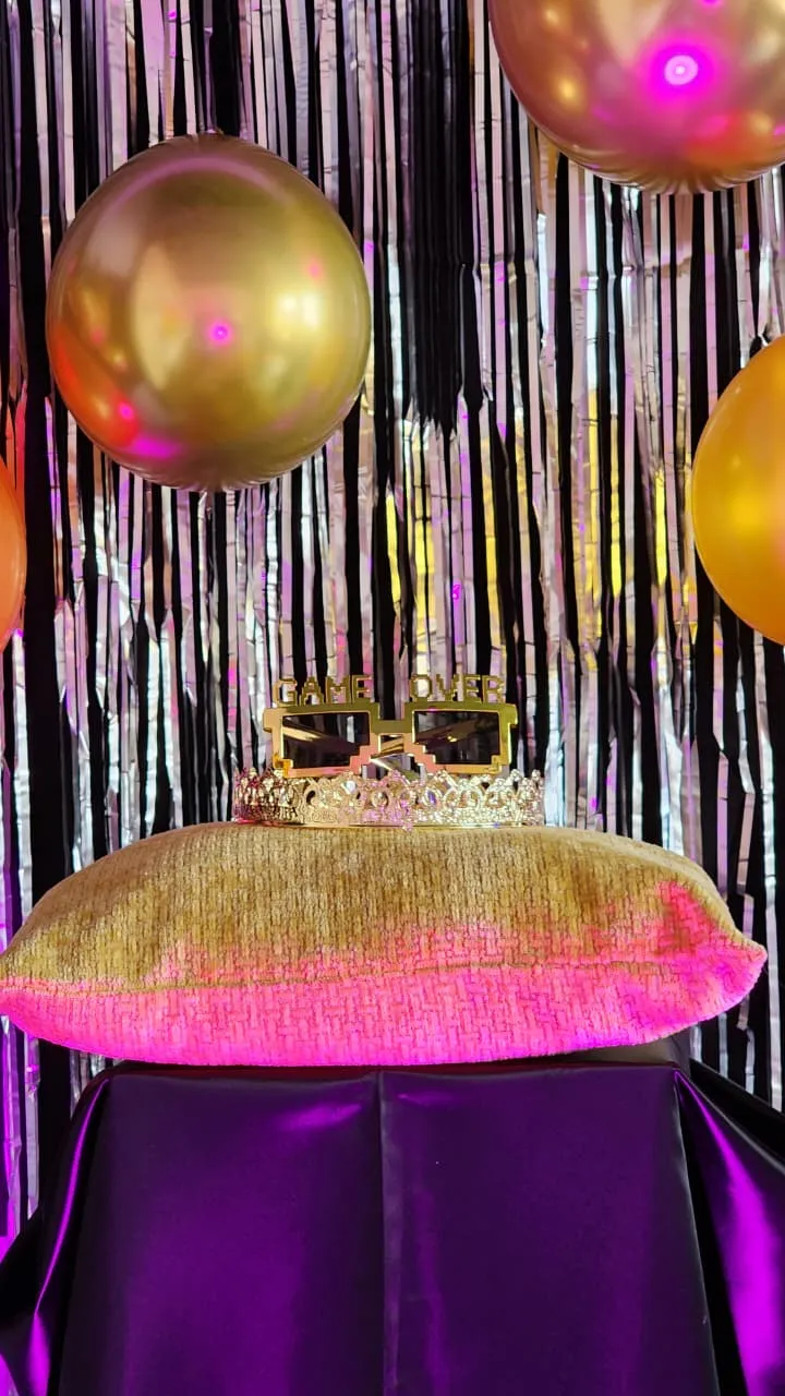 Corona y lentes GAME OVER dorados - premio Queen of Groove Lab